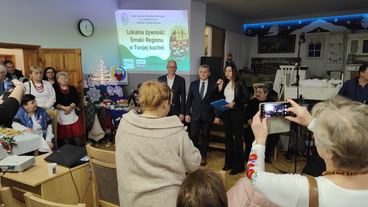 „Z tradycją i ze smakiem” w Ostrówku. Stoiska odwiedziły dziesiątki mieszkańców regionu